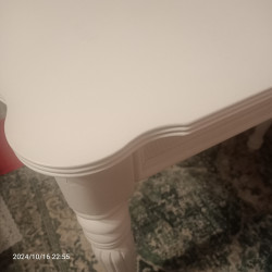 Stół z czterema krzesłami do pokoju elegancki
