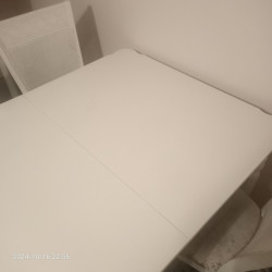 Stół z czterema krzesłami do pokoju elegancki